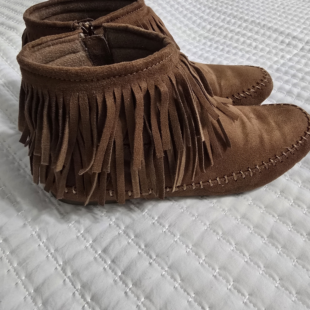 Mudd Brown Fringe Moccasins